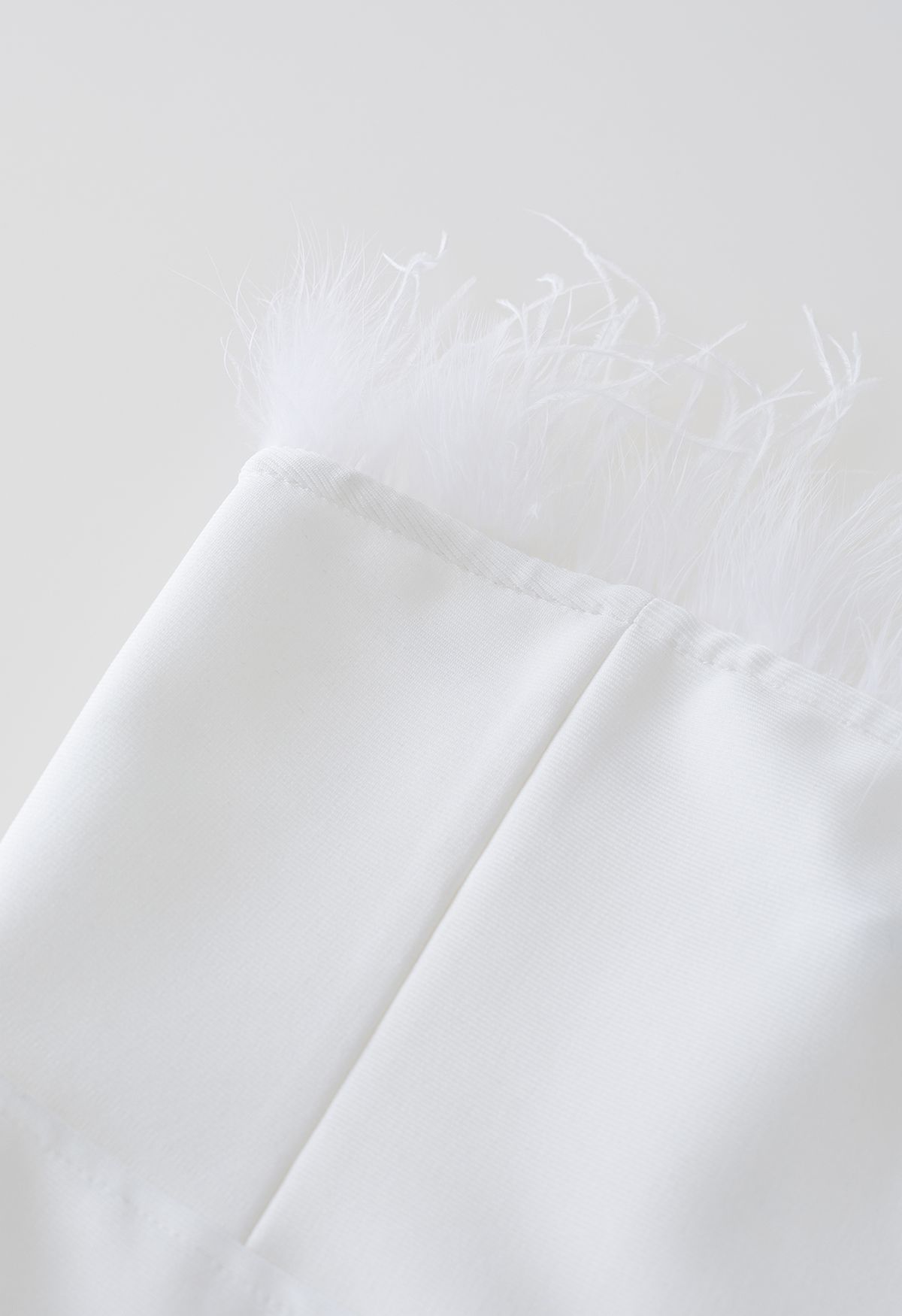 Vestido de festa tubinho colado com acabamento de penas em branco