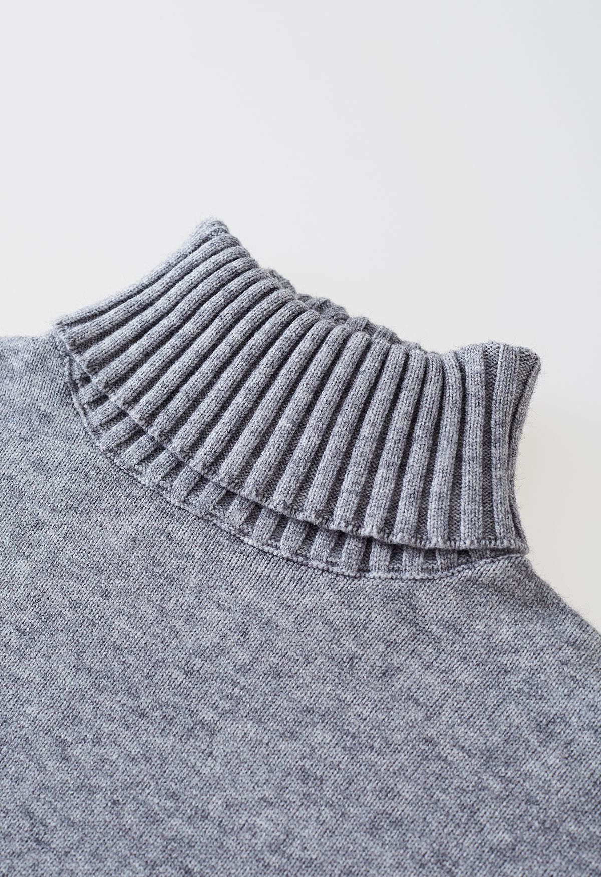 Conjunto de suéter de gola alta e calça de malha cinza