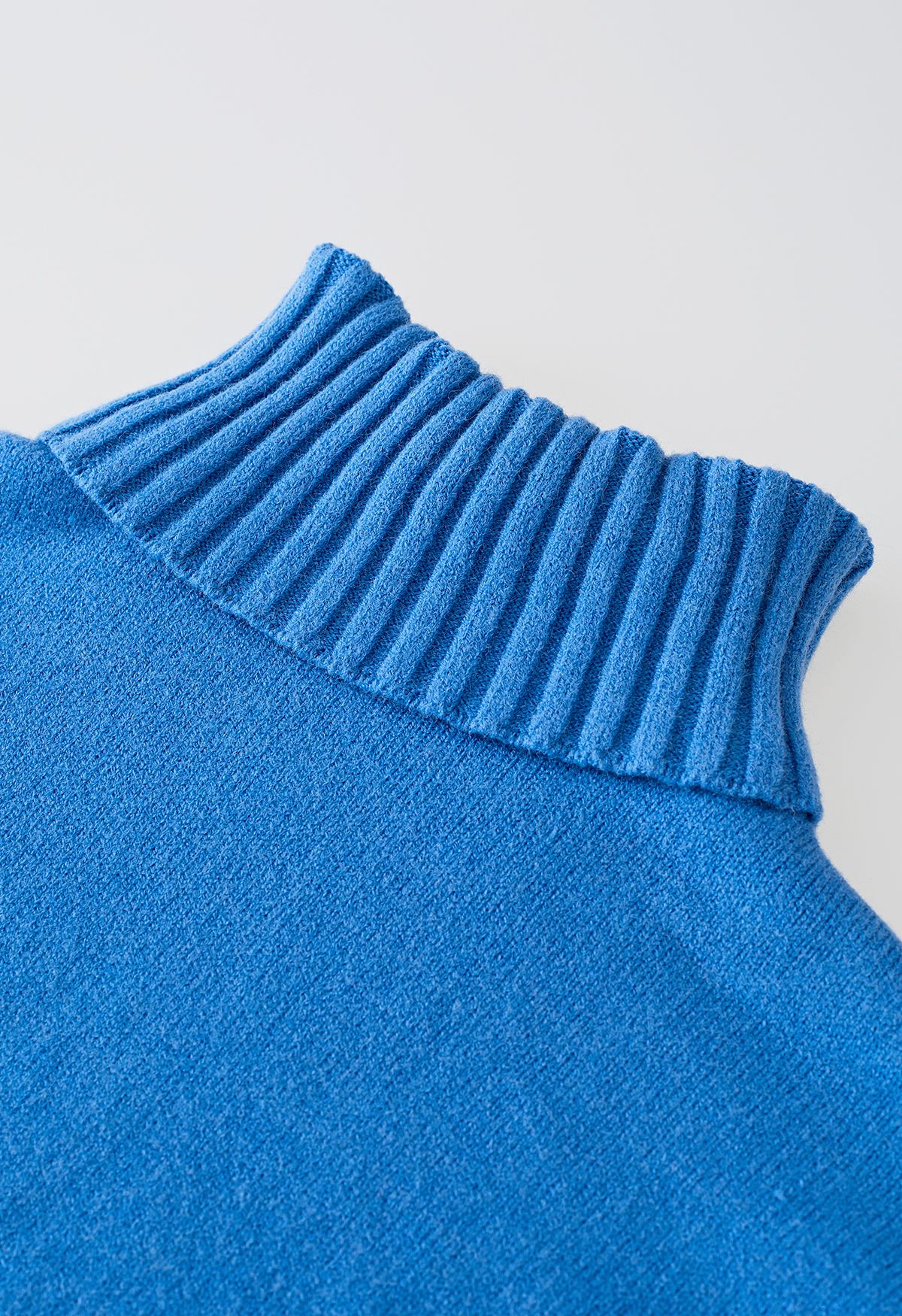 Conjunto de suéter de gola alta e calça de malha em azul