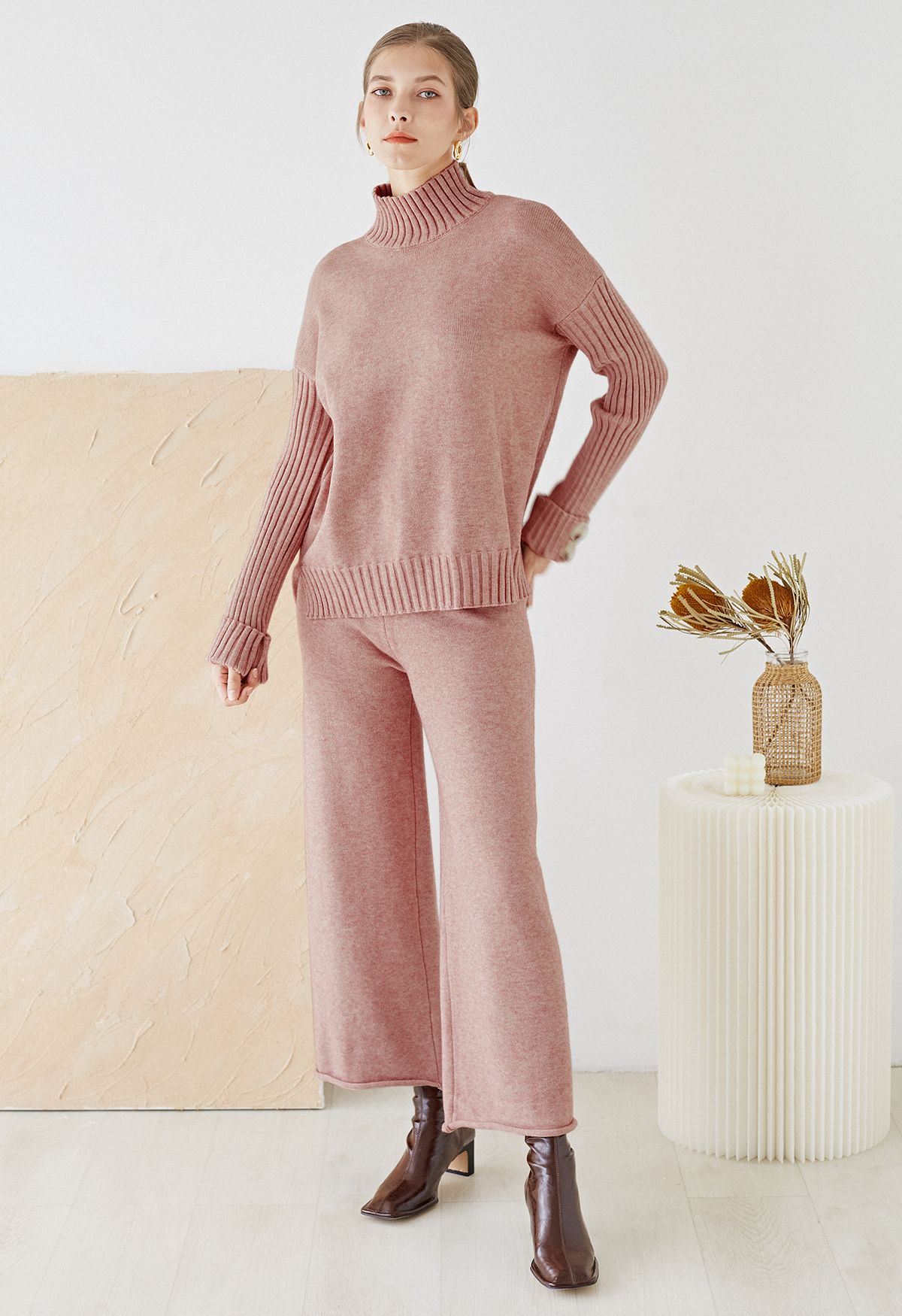 Conjunto de suéter gola alta com abotoamento e calça de tricô rosa