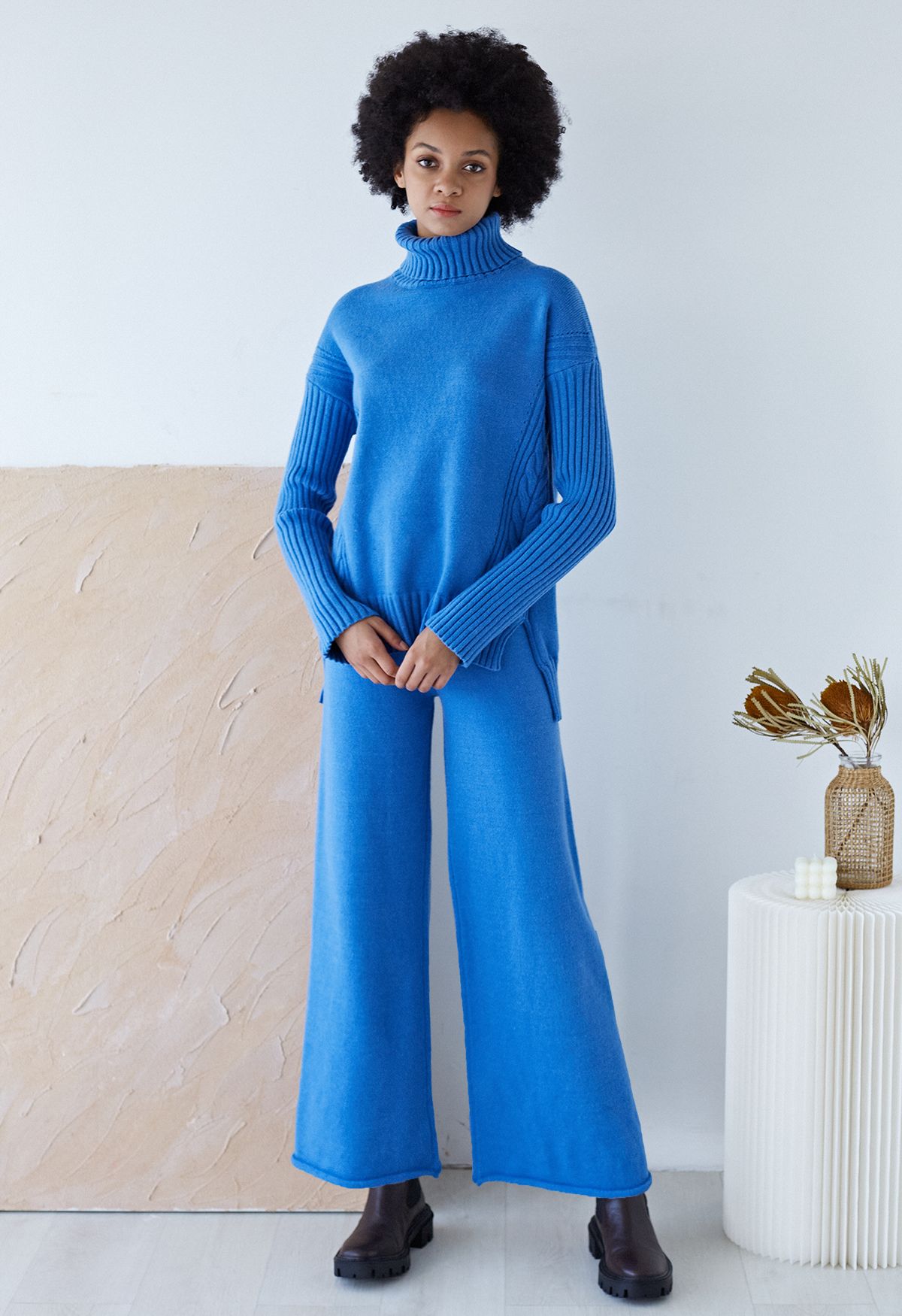 Conjunto de suéter de gola alta e calça de malha em azul