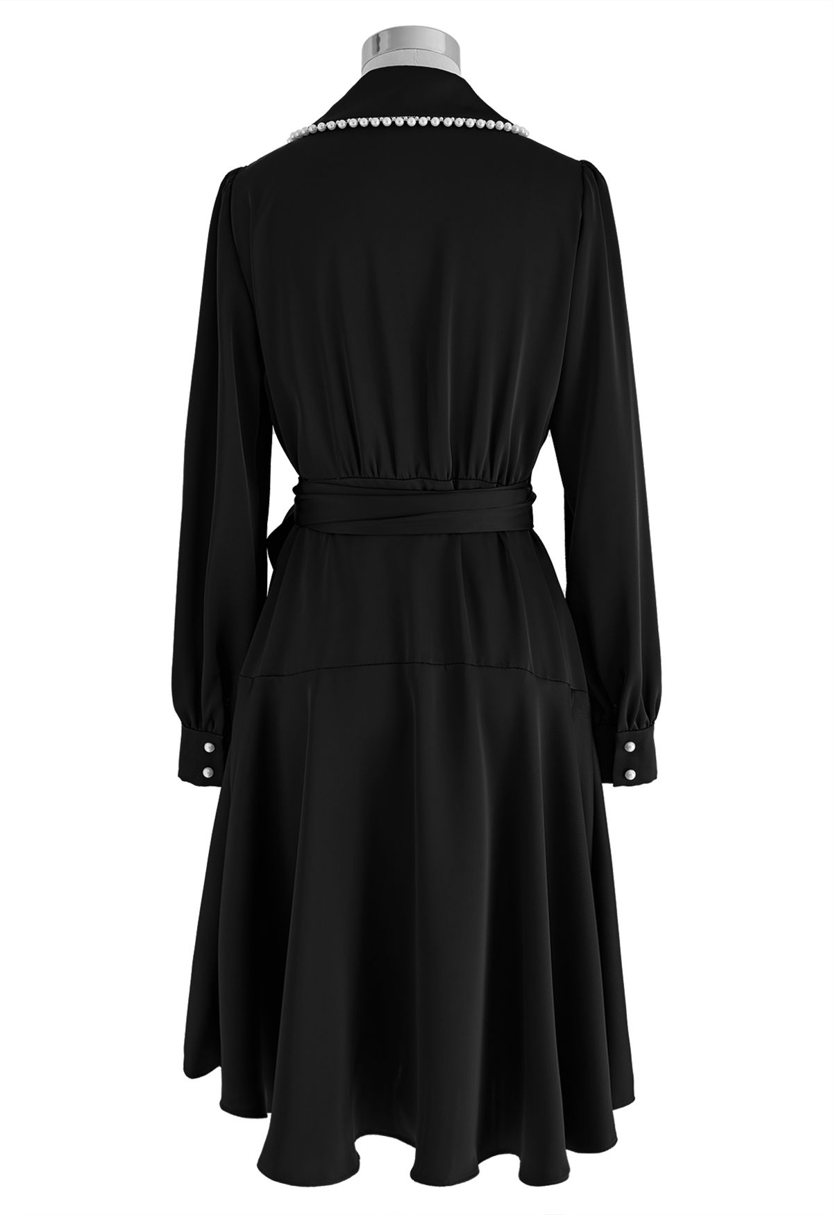 Vestido midi de cetim com acabamento pérola em preto