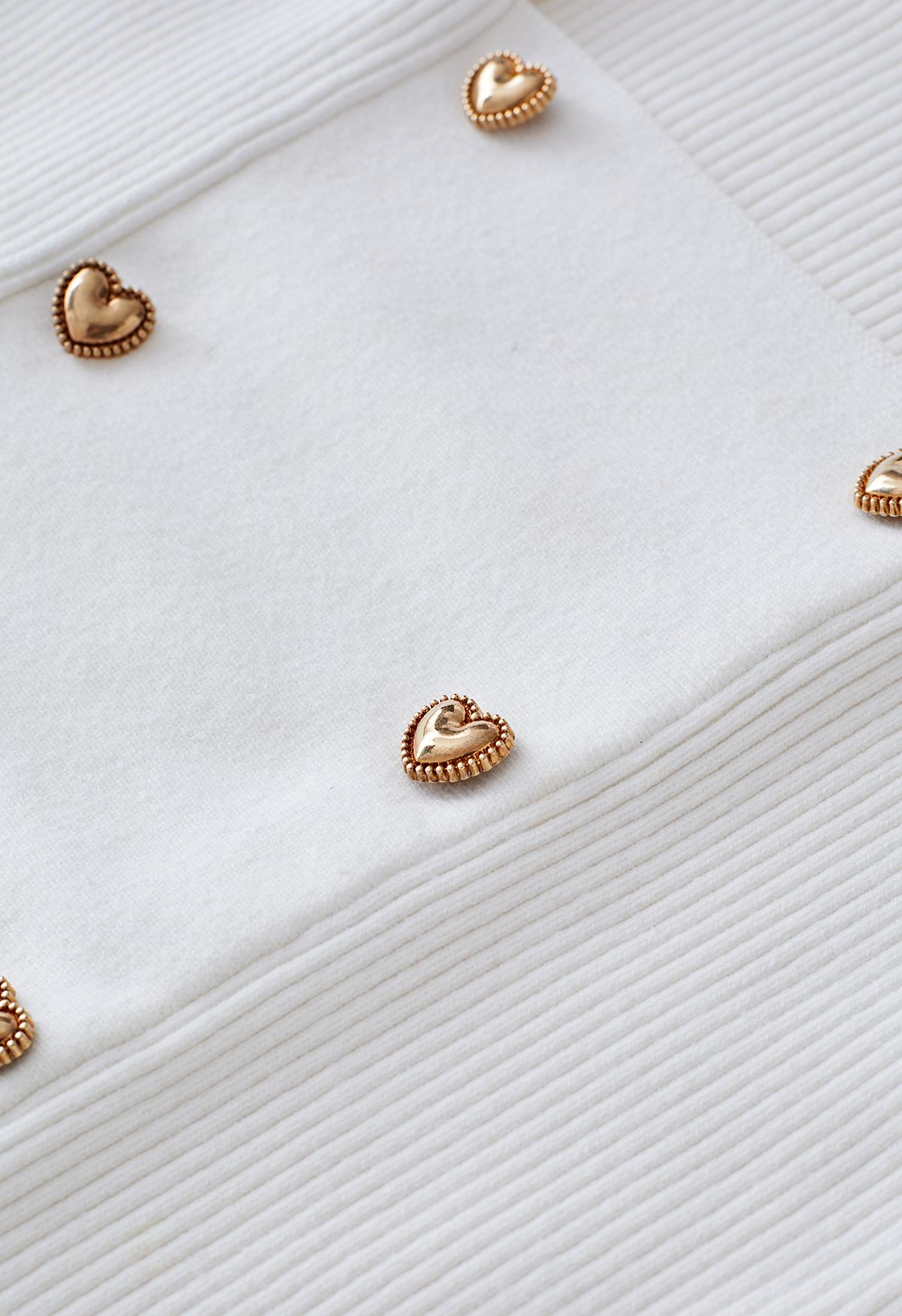 Blusa de tricô com botões em forma de coração e decote quadrado em branco