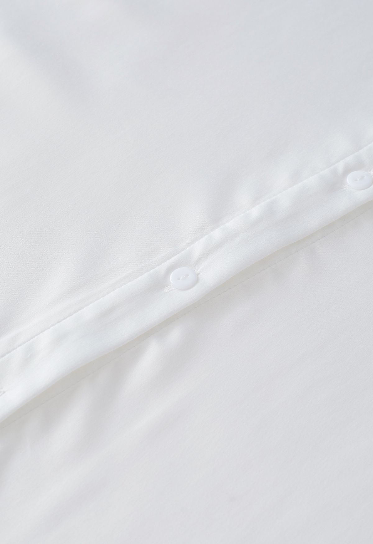Camisa de cetim com punhos de penas em branco