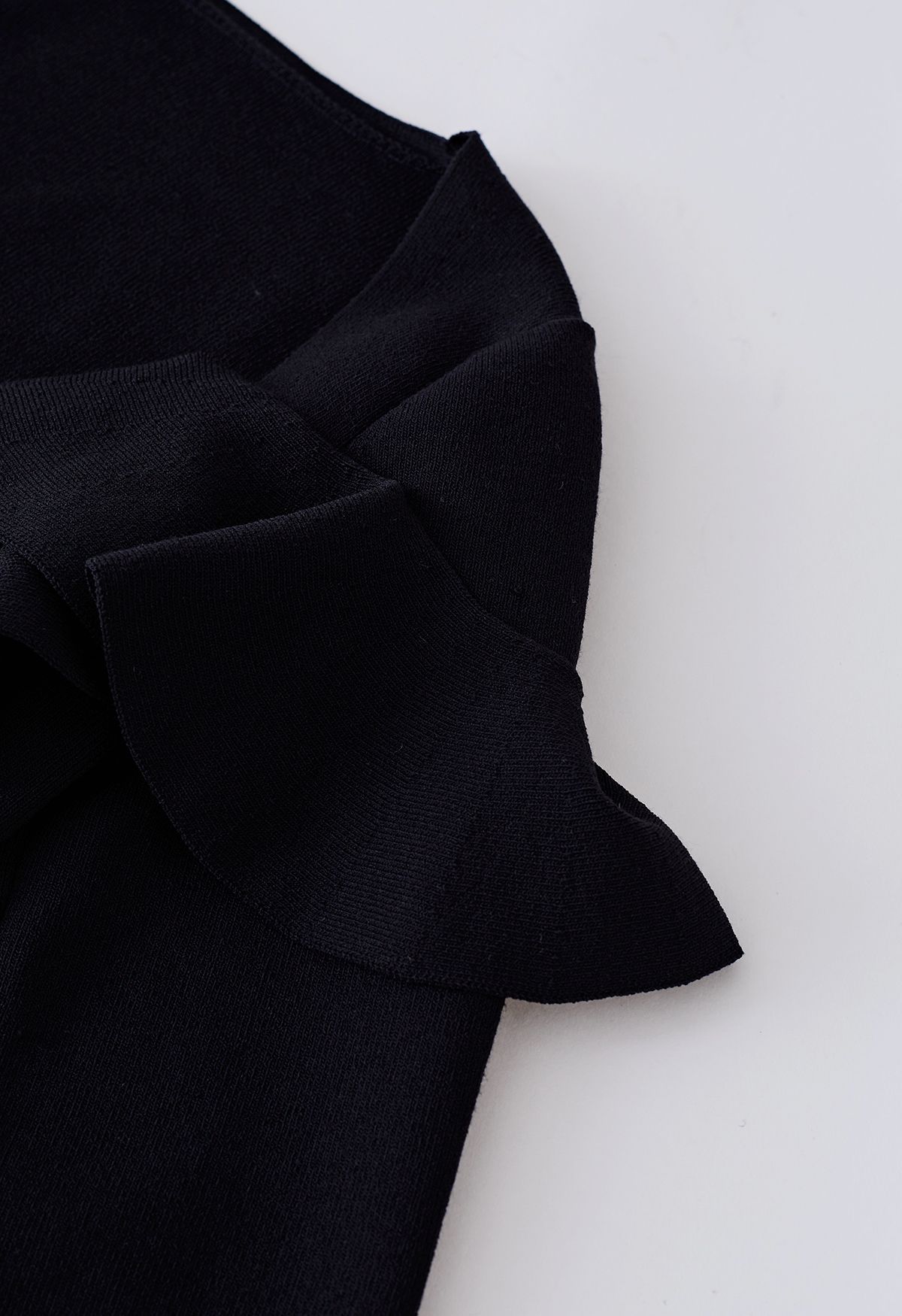Sassy Blusa de tricô com decote largo e babados em preto