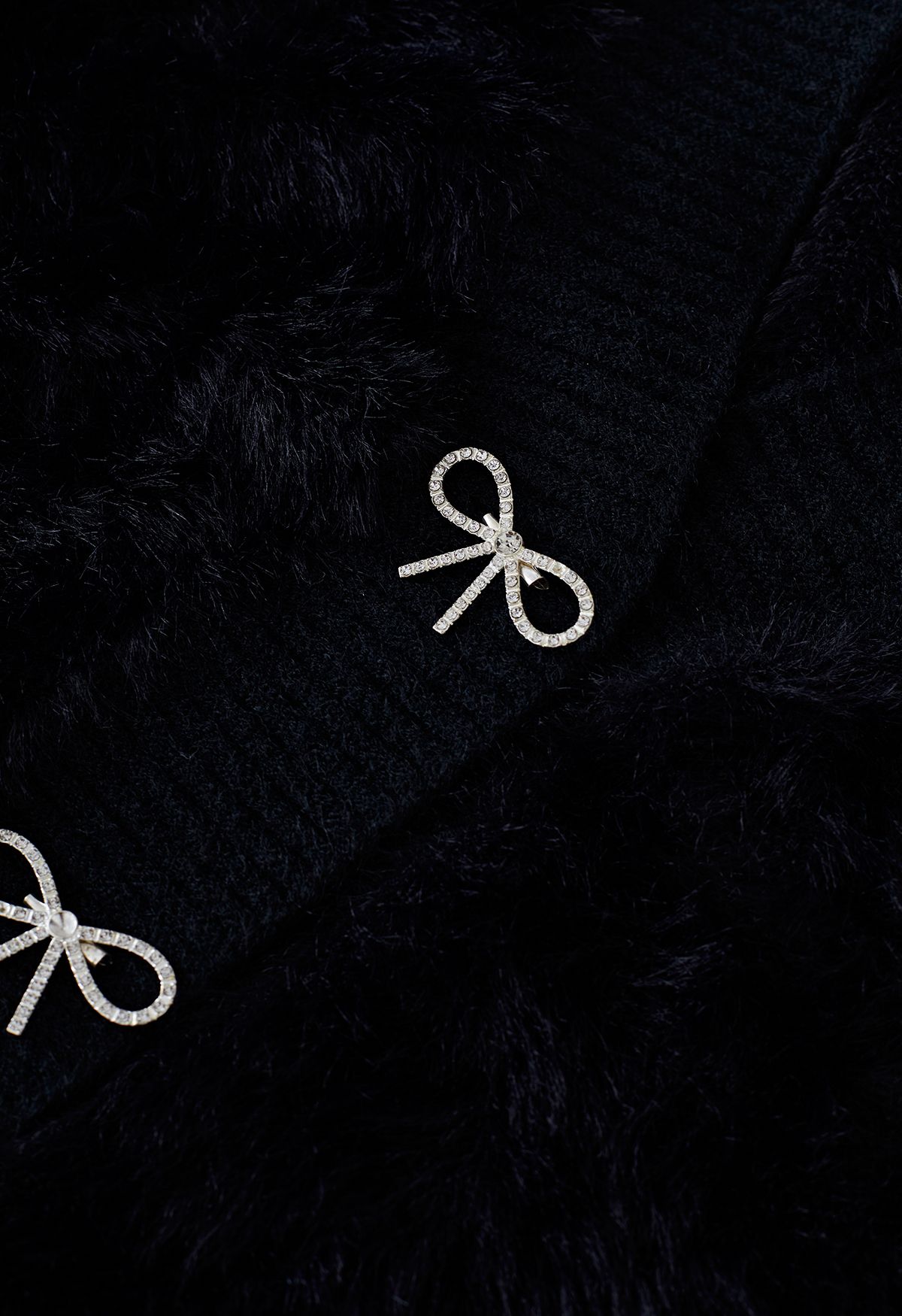 Cardigã de tricô felpudo broche com laço de diamante em preto