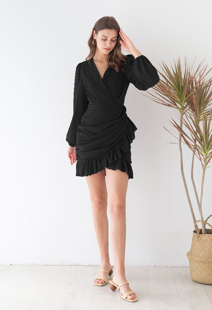 Mini vestido de chiffon com decote em V e bainha em preto