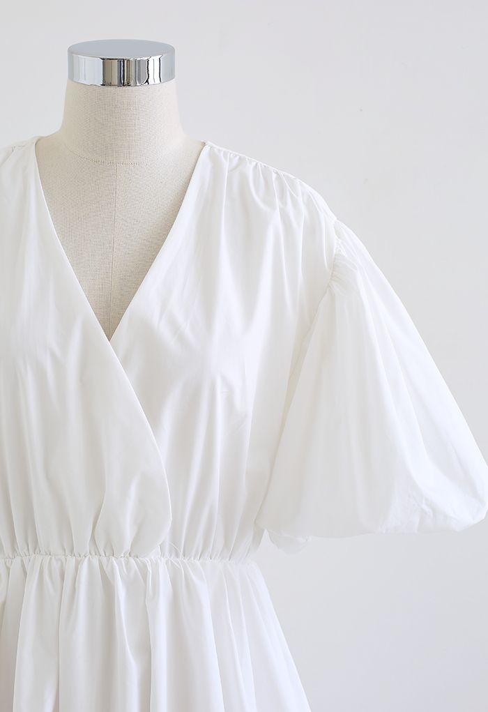 Vestido de algodão com decote em V e mangas bufantes em branco