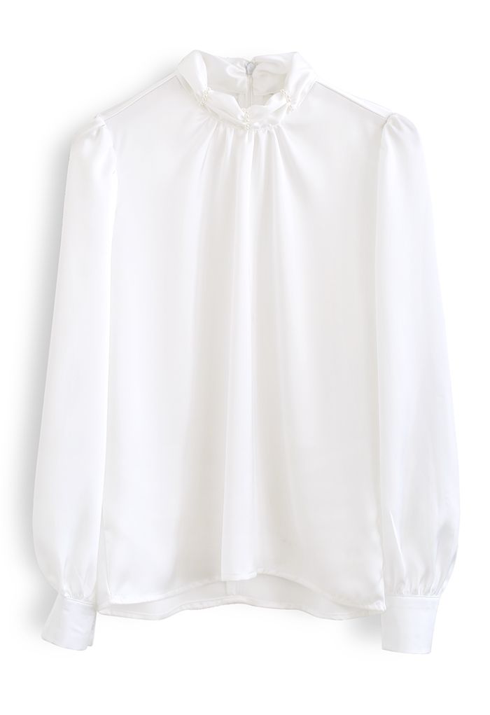 Camisa de cetim decote falso com decoração de miçangas em branco