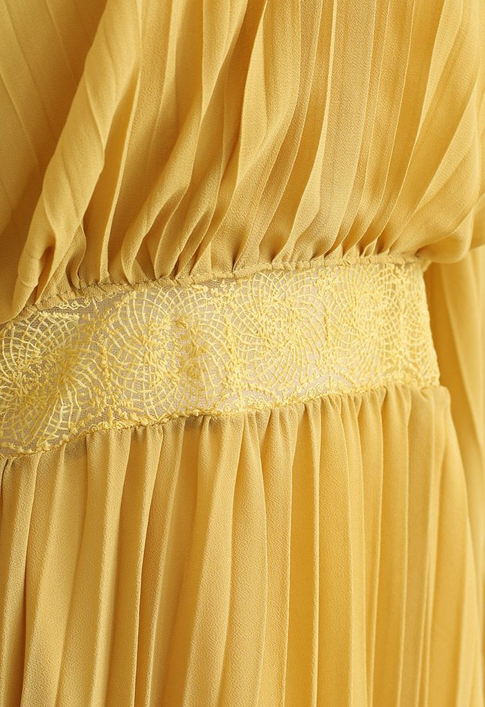 Vestido maxi plissado com cintura rendada em amarelo
