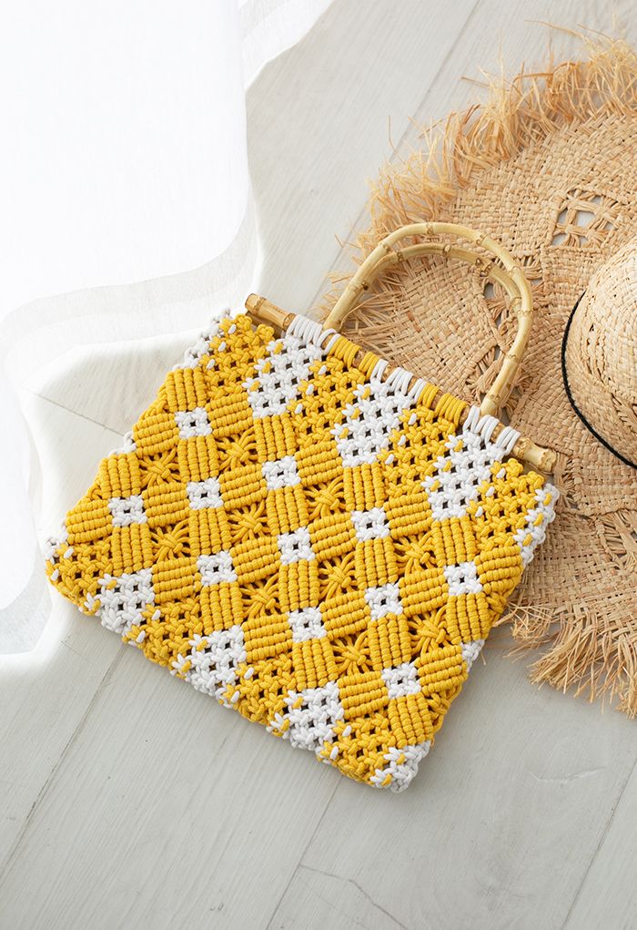 Bolsa de mão em tecido de dois tons com alça de bambu em amarelo