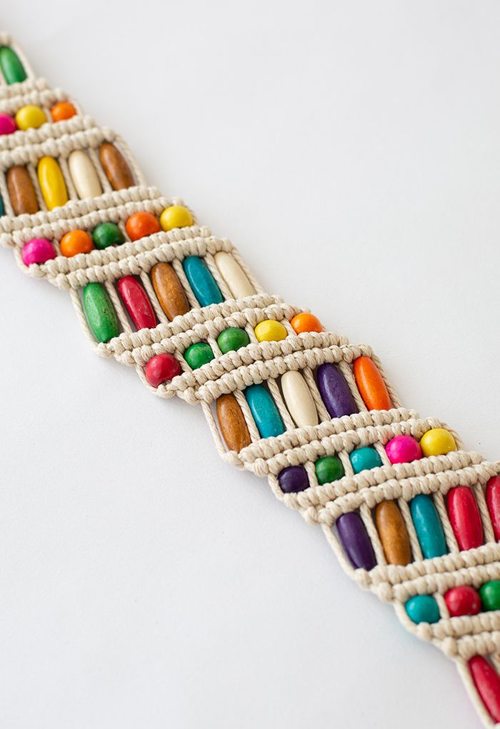 Cinto tecido com miçangas de madeira coloridas em marfim