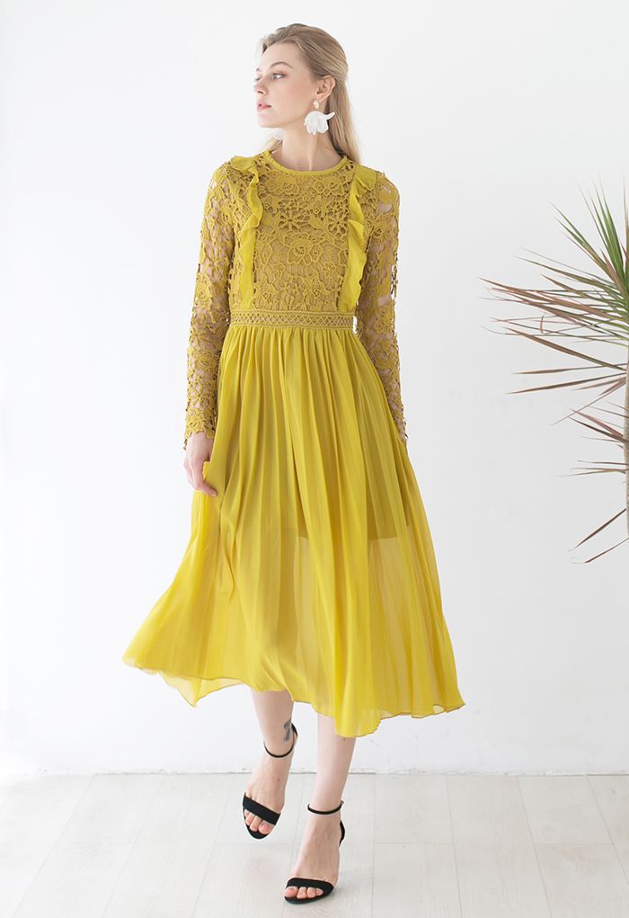 Vestido midi plissado plissado de chiffon floral de crochê em amarelo