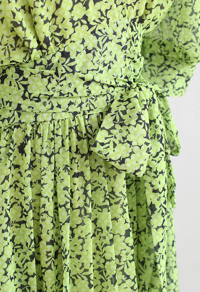 Vestido maxi de chiffon envolto em malha floral em verde