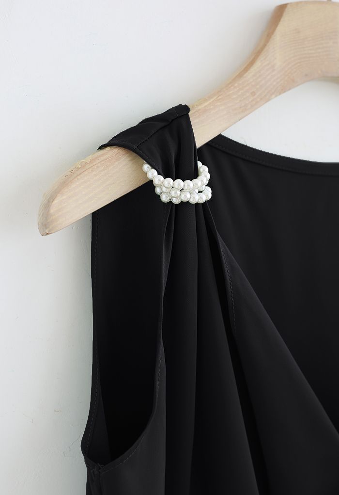 Blusa sem manga com decote com babados e decoração pérola em preto