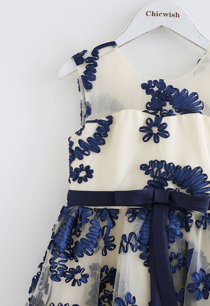 Vestido de tule bordado floral assimétrico em azul marinho para crianças