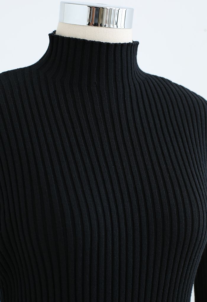 Vestido de malha com gola alta contrastante em preto