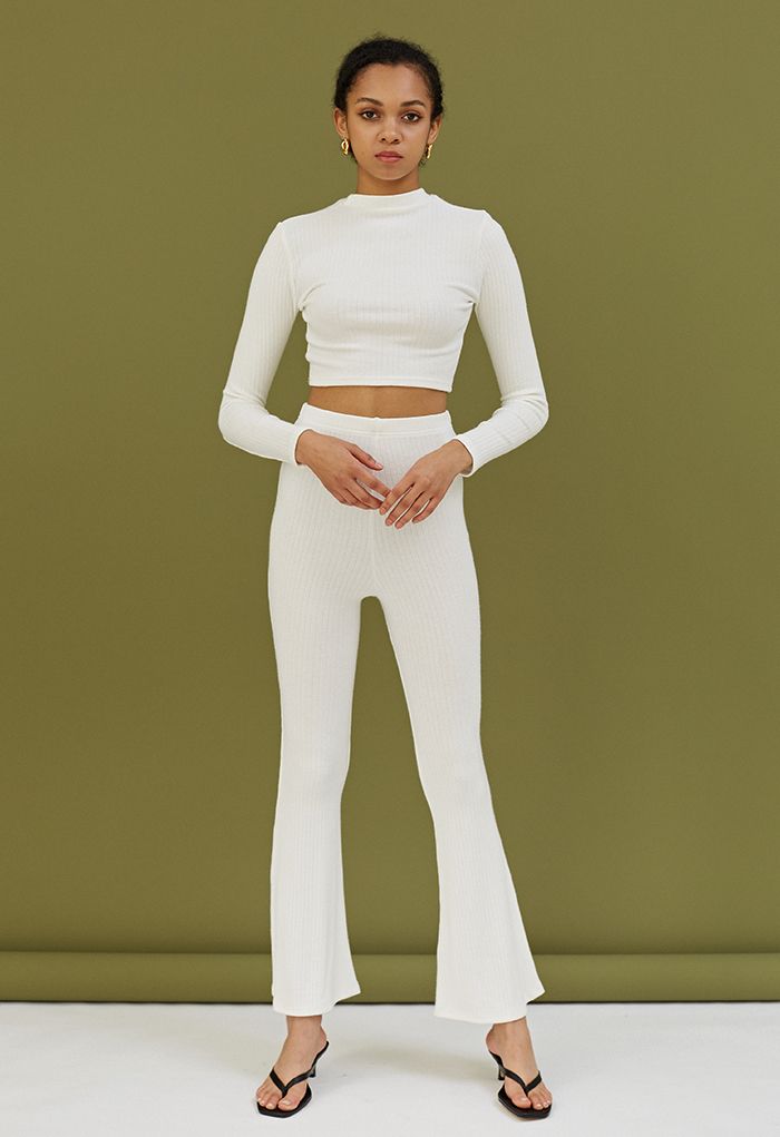Conjunto de top cropped moderno e calça flare em branco
