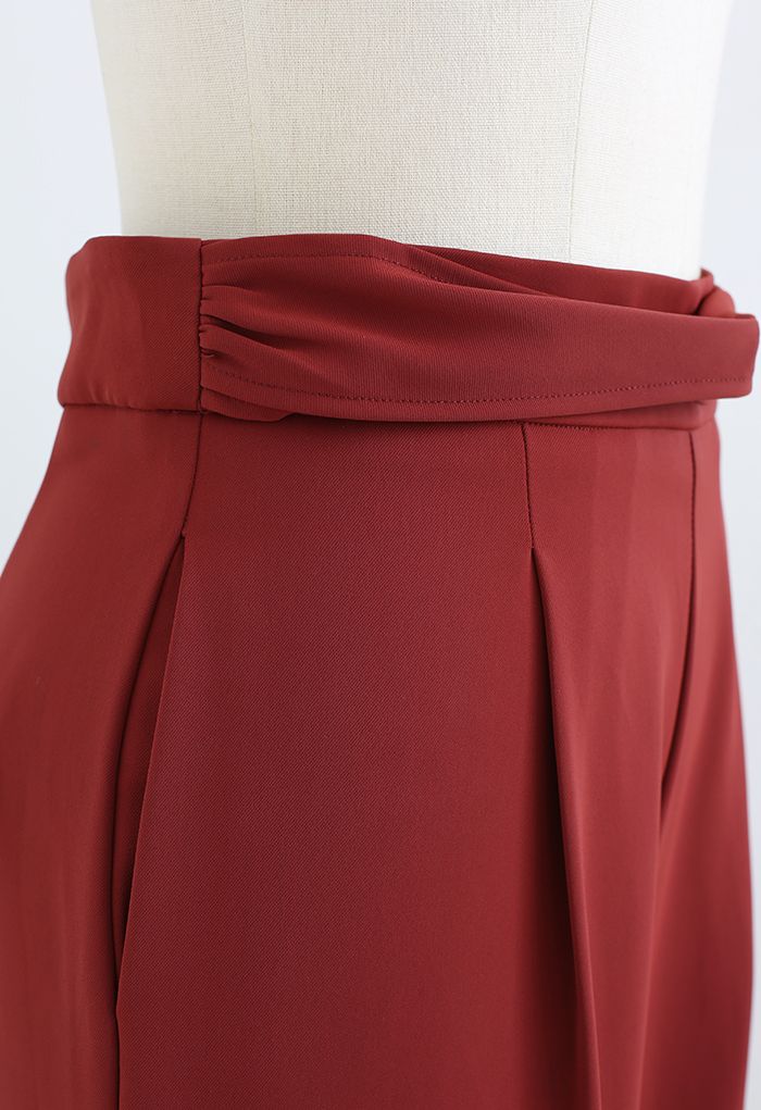 Calça confortável com drapeado de fita cruzada em vermelho ferrugem
