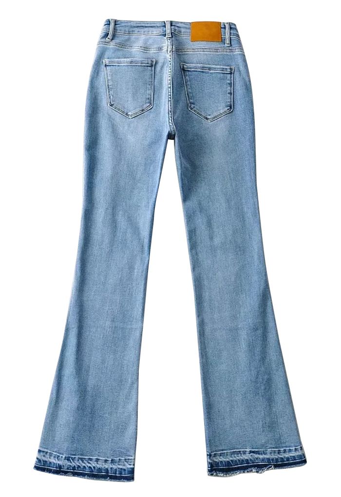 Jeans Flare abotoado e rasgado