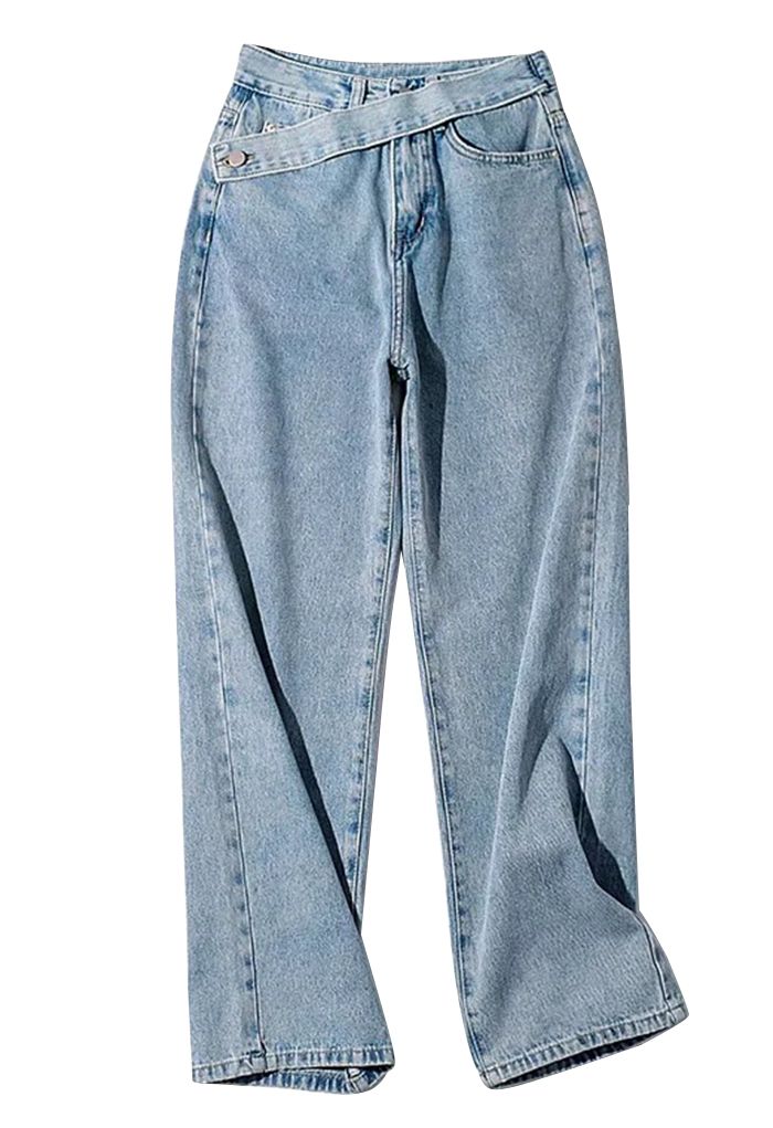 Jeans de perna larga com botão lateral em azul