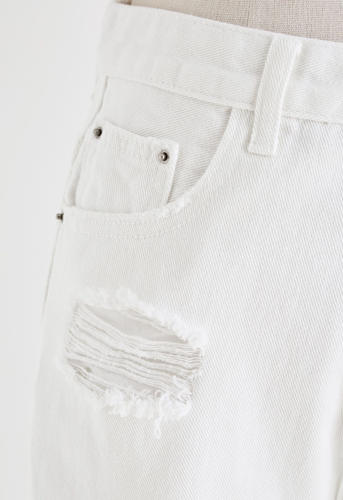 Jeans Flare com detalhe rasgado e bainha