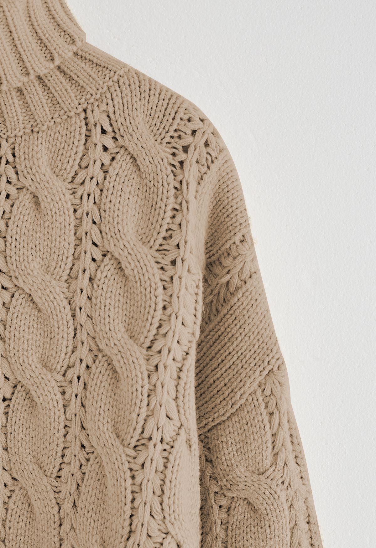 Suéter de tricô trançado gola alta marrom