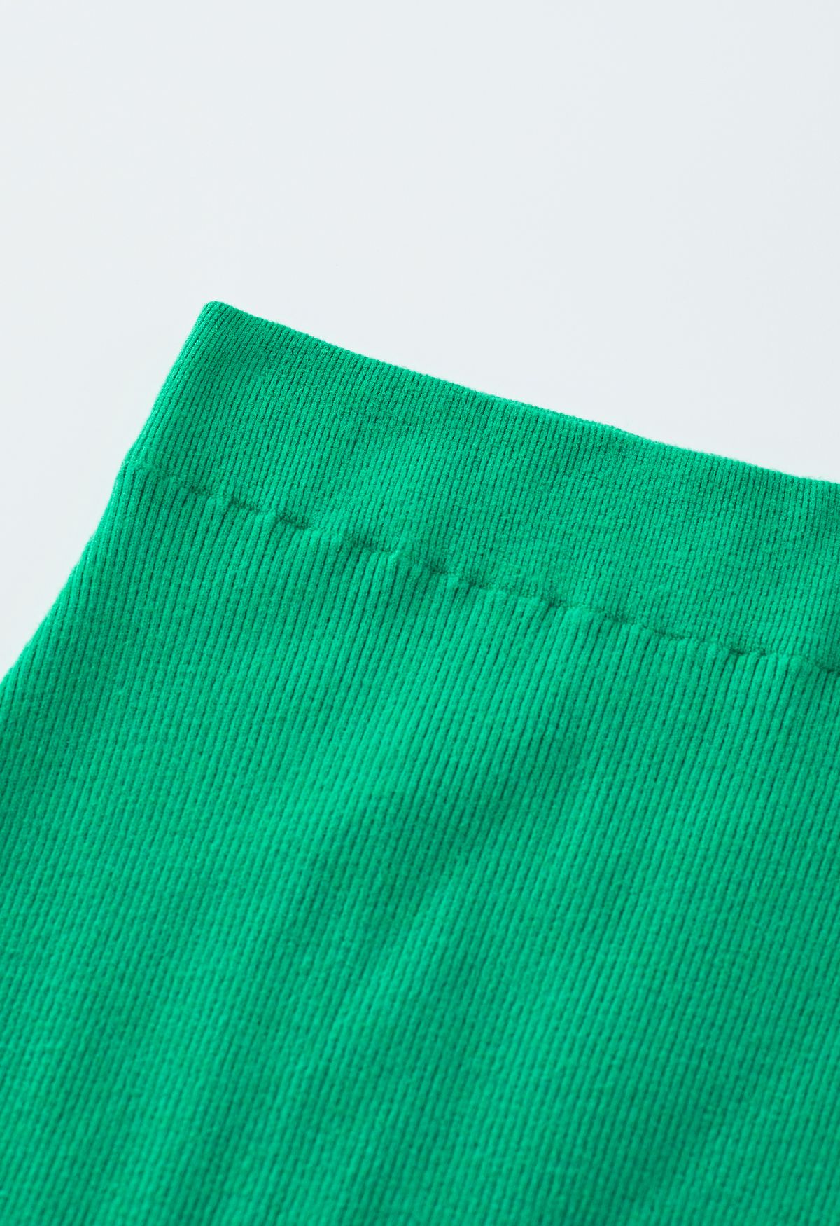 Conjunto de top cropped de malha e saia maxi fenda alta em verde