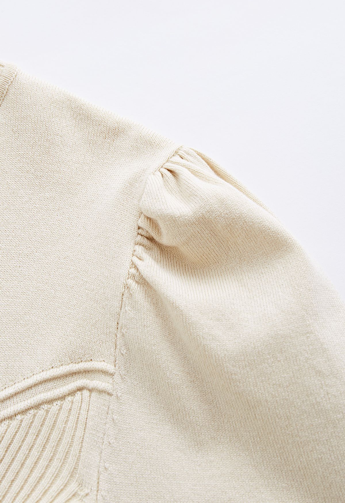 Suéter de malha macia com costura de costela em creme