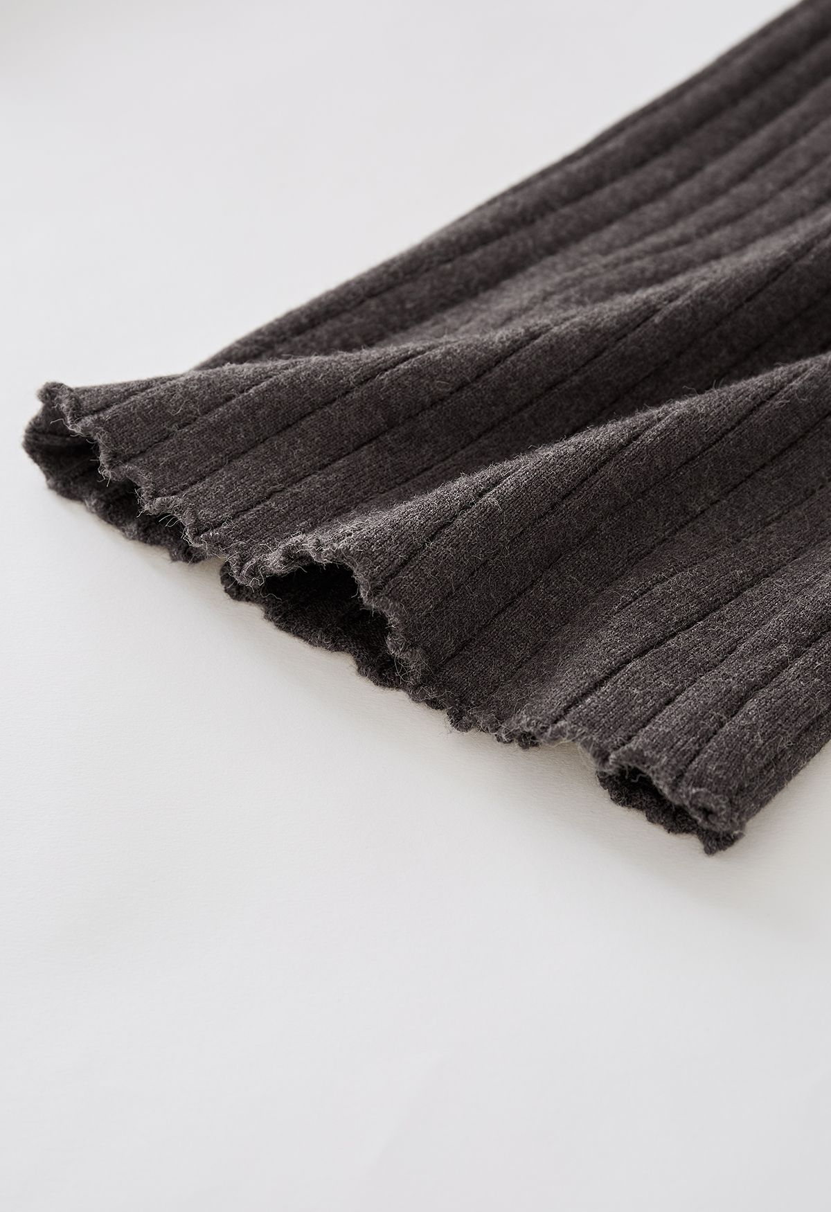 Calça tricotada com perna reta canelada em fumê