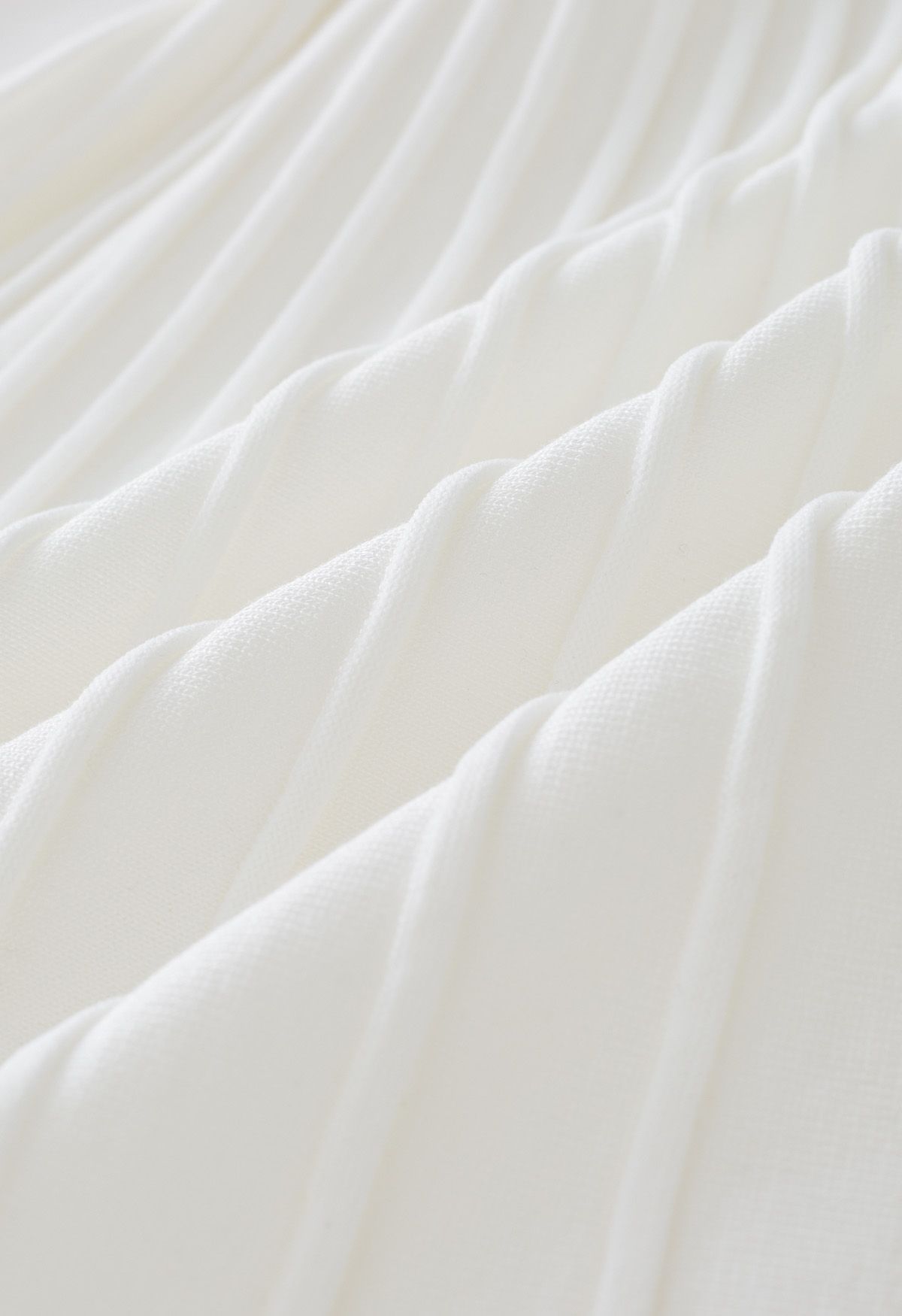 Vestido de malha plissado de cor contrastante com cinto em branco