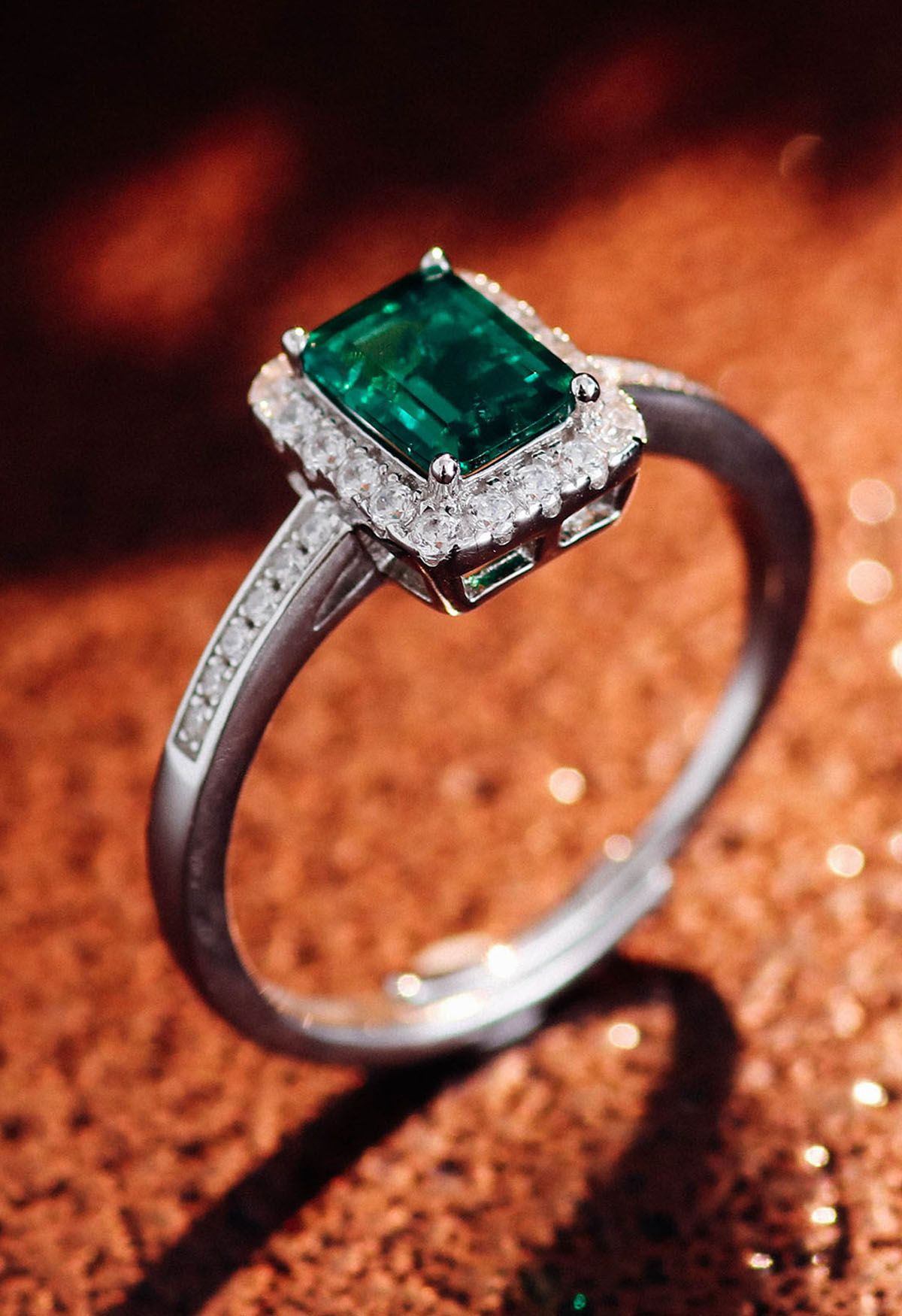 Anel de diamante conjunto de canal com gema esmeralda