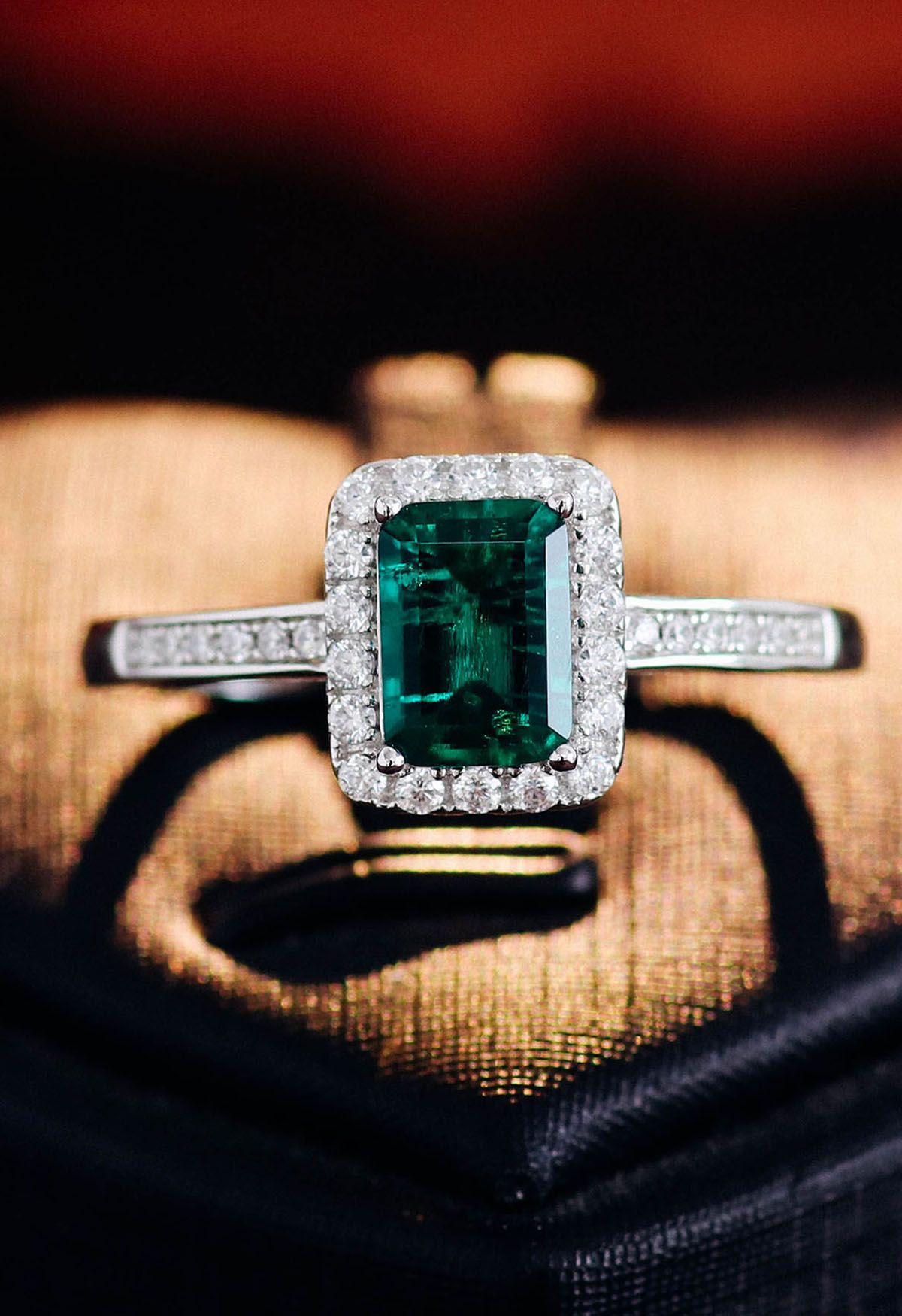 Anel de diamante conjunto de canal com gema esmeralda
