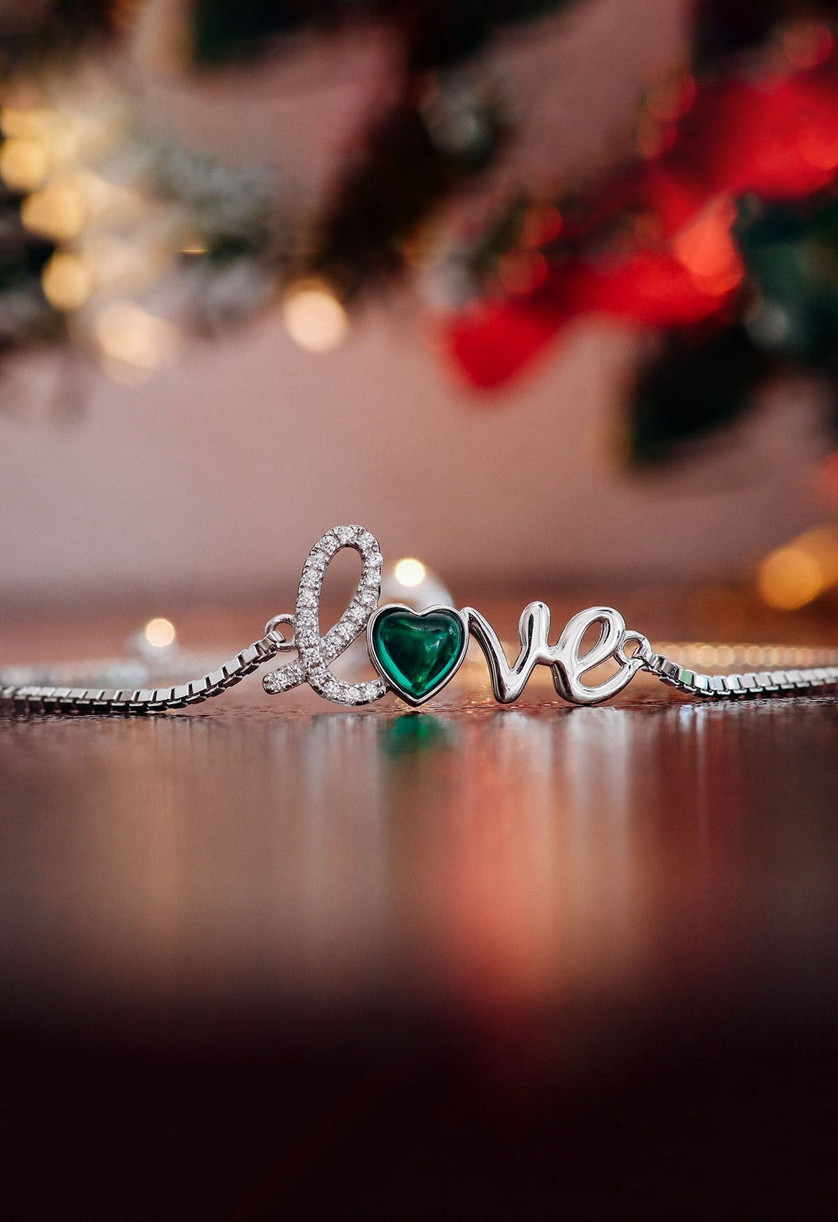 Pulseira de esmeralda em forma de coração com sinal de amor