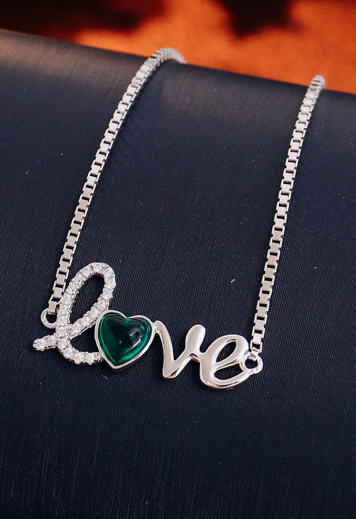 Pulseira de esmeralda em forma de coração com sinal de amor