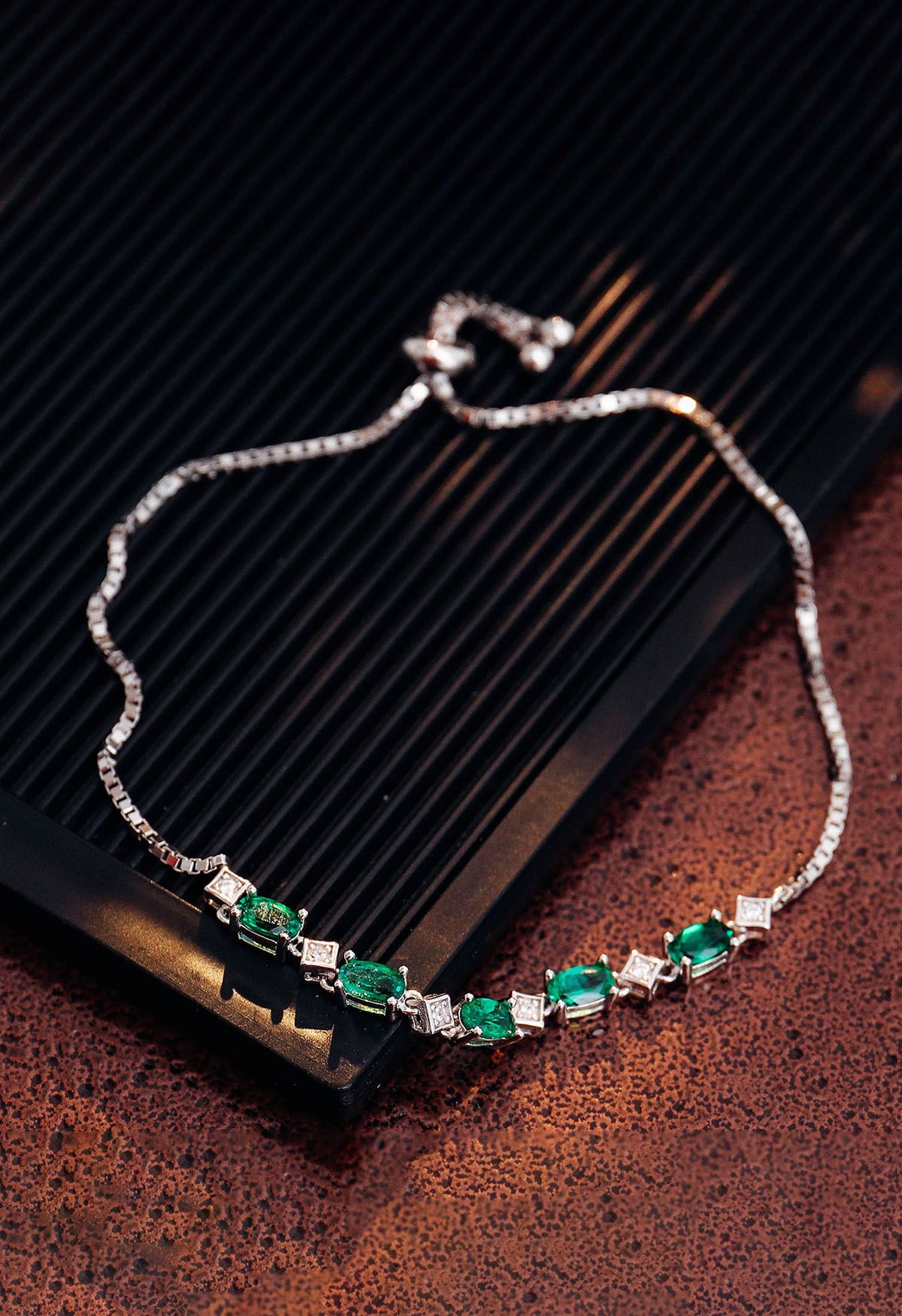 Pulseira de diamante com gema esmeralda formato oval