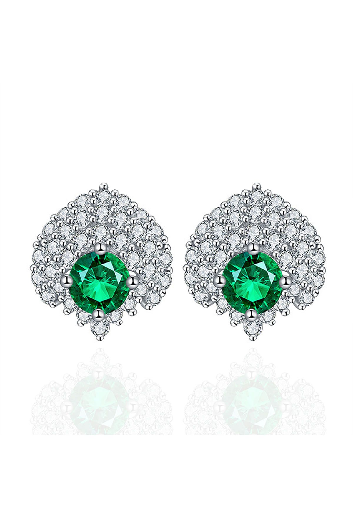 Brincos de esmeralda com decoração de diamantes