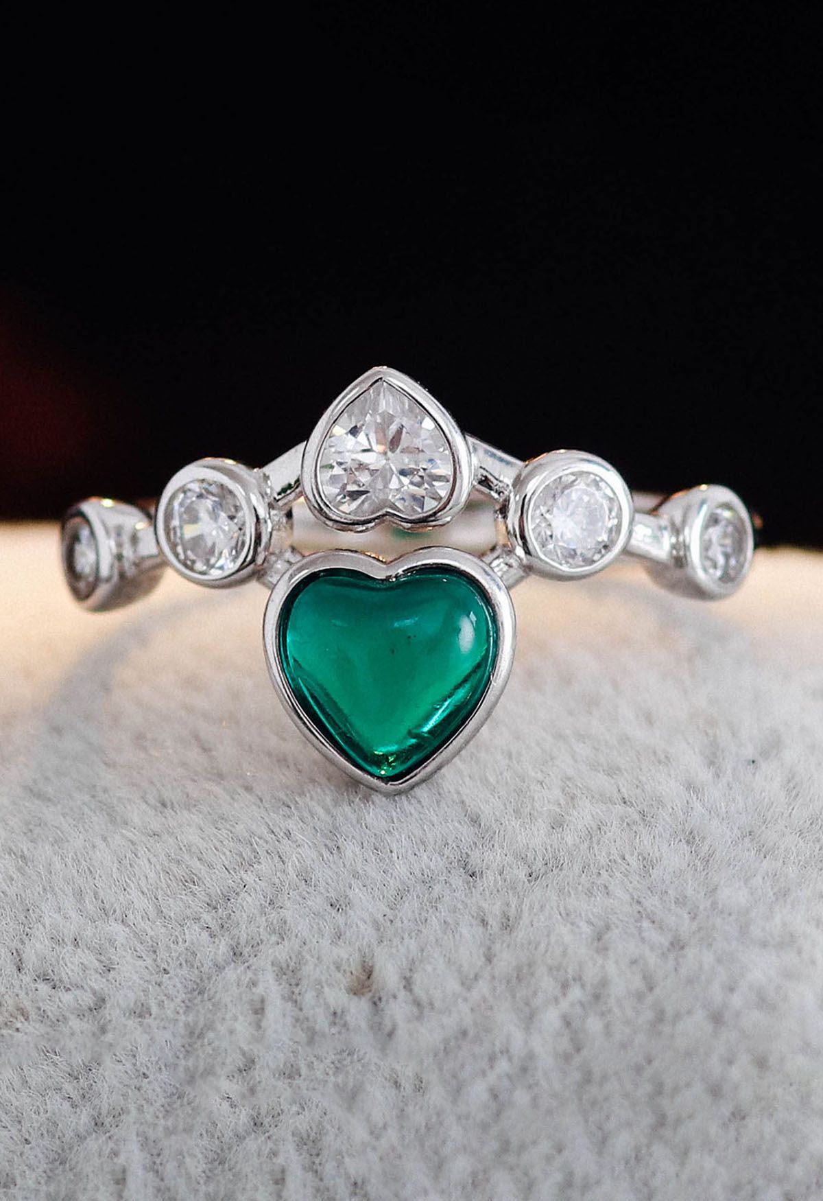 Anel de diamante de coração de esmeralda