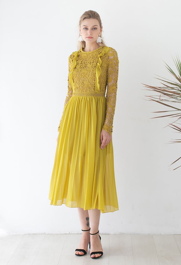 Vestido midi plissado plissado de chiffon floral de crochê em amarelo
