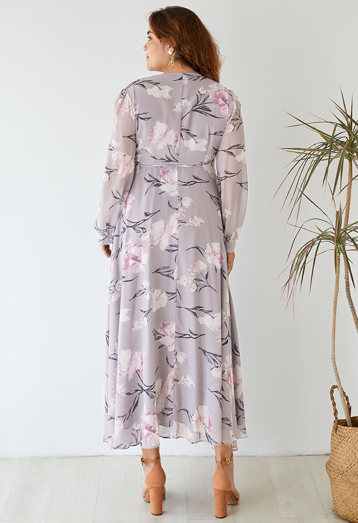 Impressionante vestido longo de chiffon com estampa floral lavanda