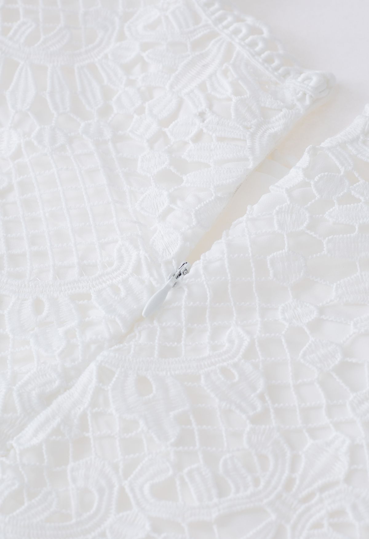 Scallop Edge Bubble Sleeve Crochet Top in White