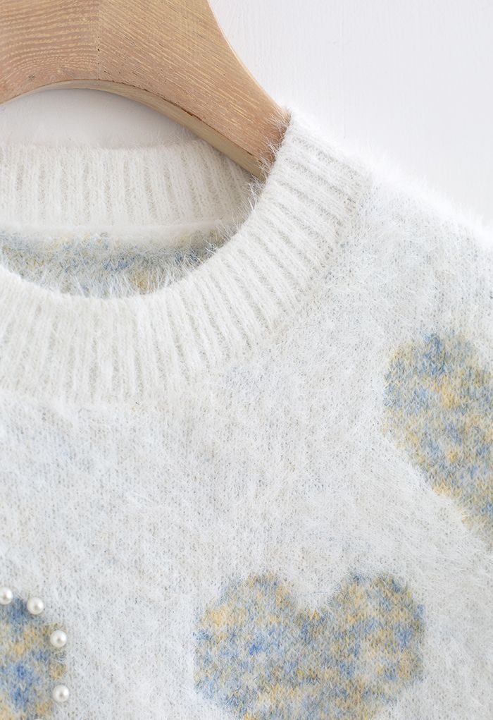 Suéter de malha com acabamento pérola azul felpudo coração