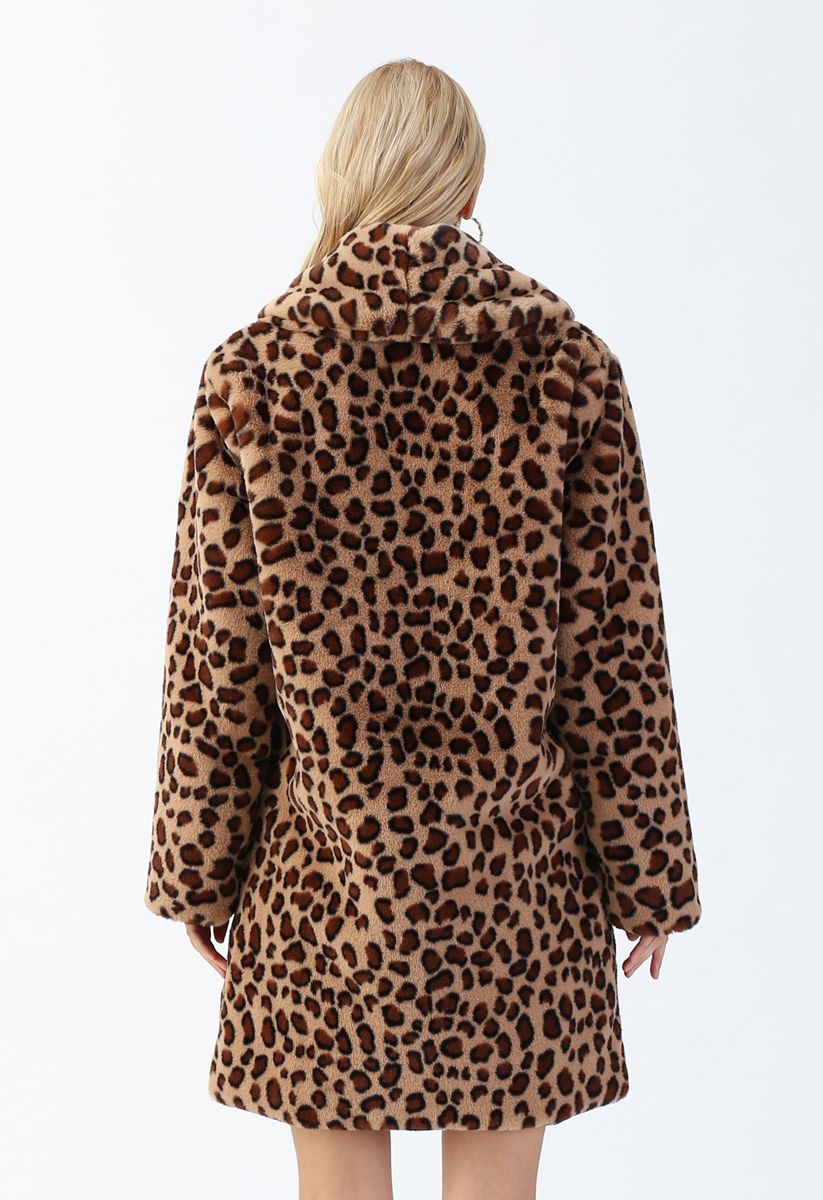 Casaco comprido de pele sintética de leopardo castanho com gola