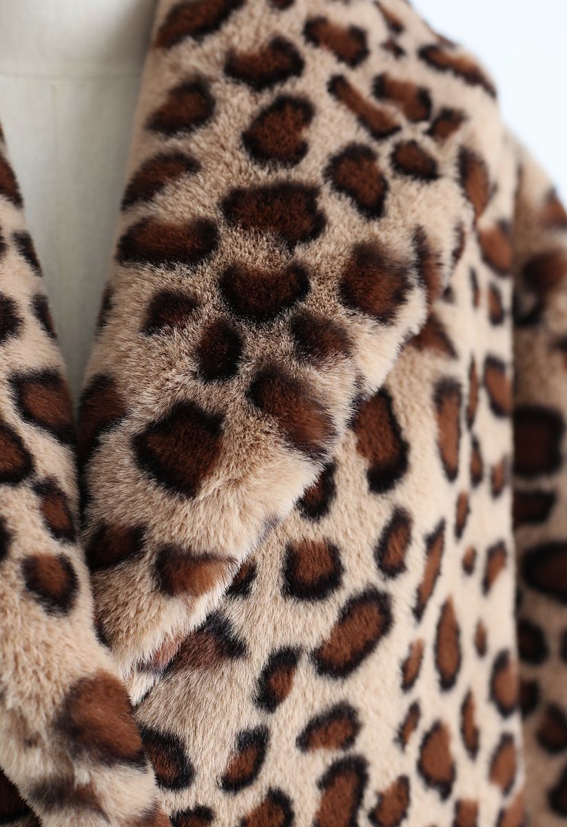 Casaco comprido de pele sintética de leopardo castanho com gola