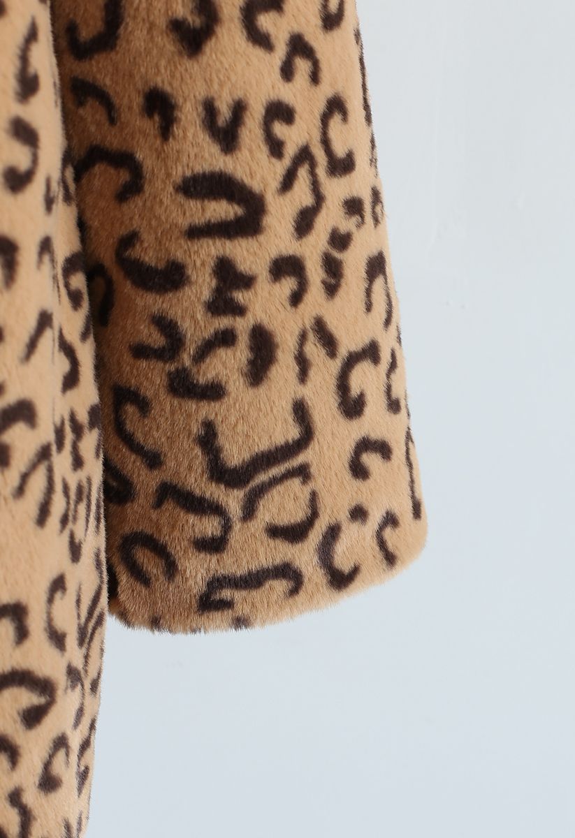 Casaco de pele sintética de leopardo com gola em bege
