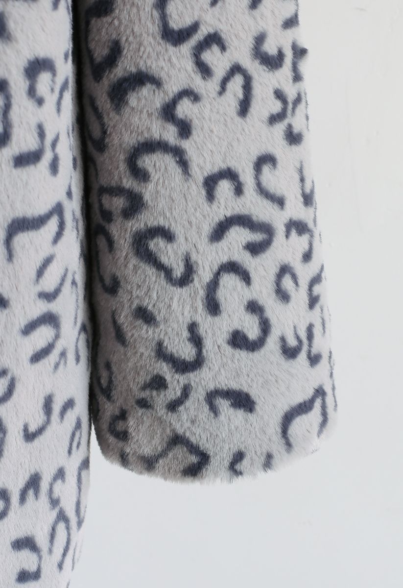 Casaco de pele sintética de leopardo com gola em cinza
