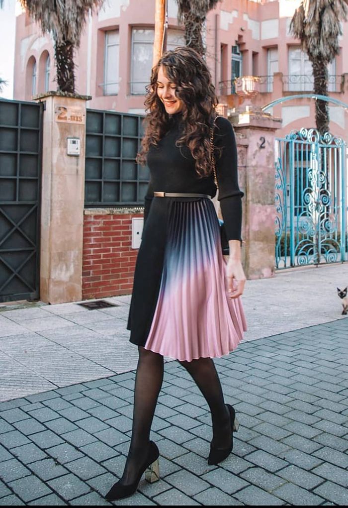 Vestido de malha plissado com cinto e plissado gradiente em preto