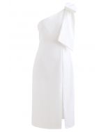 Vestido com alça de laço e fenda oblíqua em branco